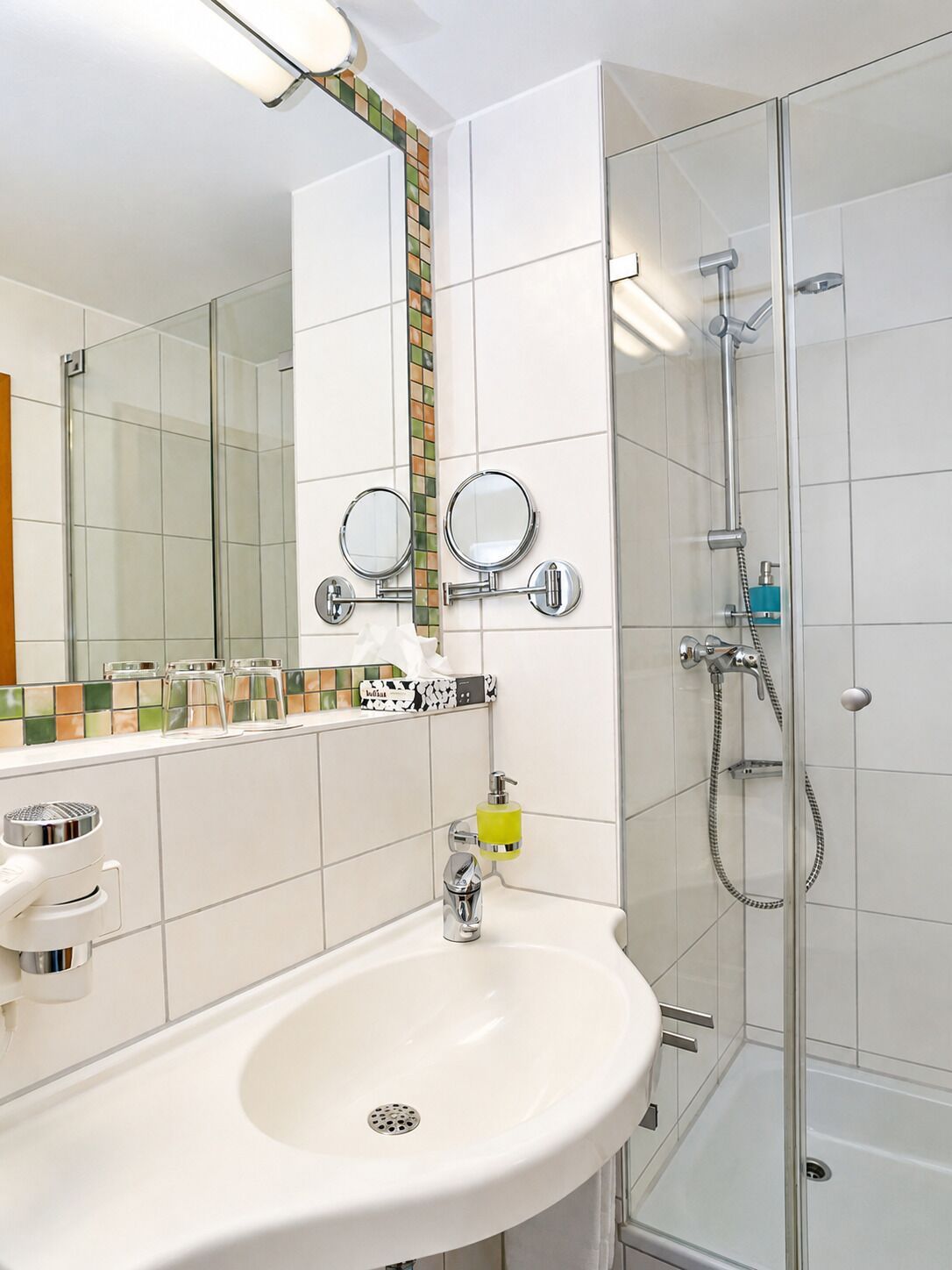 Dusche, Haartrockner, Handtücher, Seife