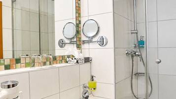 Dusche, Haartrockner, Handtücher, Seife