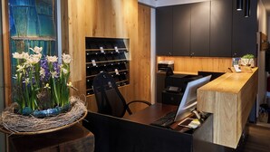 Une cuisine moderne avec des meubles en bois, un meuble-bar intégré et un bureau avec un ordinateur.