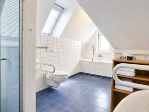 Kamar Quadruple Comfort | Kamar mandi | Shower, pengering rambut, handuk, dan sabun