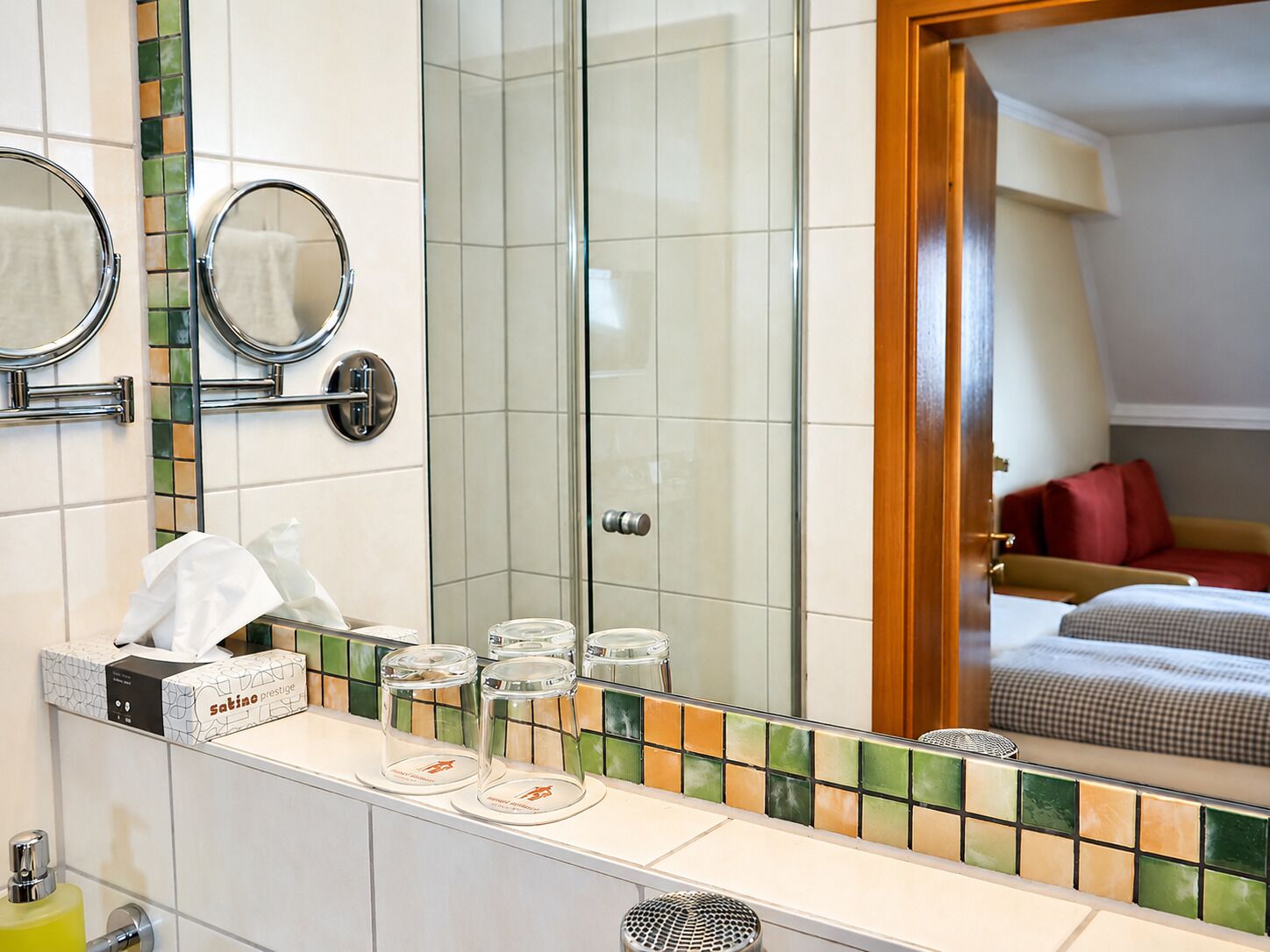 Deluxe-Doppelzimmer | Badezimmer | Dusche, Haartrockner, Handtücher, Seife