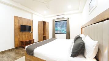 Deluxe Room, City View | Laptop workspace, free WiFi