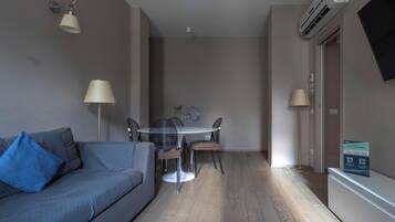 Apartment | Wohnbereich | Fernseher