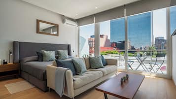Departamento clásico, balcón, vista a la ciudad | Área de sala de estar