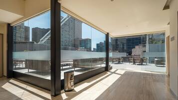 Departamento clásico, balcón, vista a la ciudad | Interior