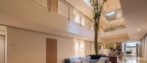 Appartement classique, balcon, vue sur la ville | Hall