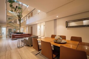 Departamento clásico, balcón, vista a la ciudad | Restaurantes