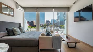 Departamento clásico, balcón, vista a la ciudad | Caja de seguridad en la habitación y cortinas blackout