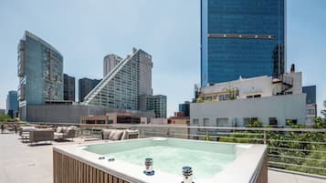 Departamento clásico, balcón, vista a la ciudad | Tina de hidromasaje al aire libre