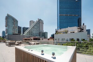 Căn hộ phong cách cổ điển, ban công, quang cảnh thành phố | Bồn tắm spa ngoài trời