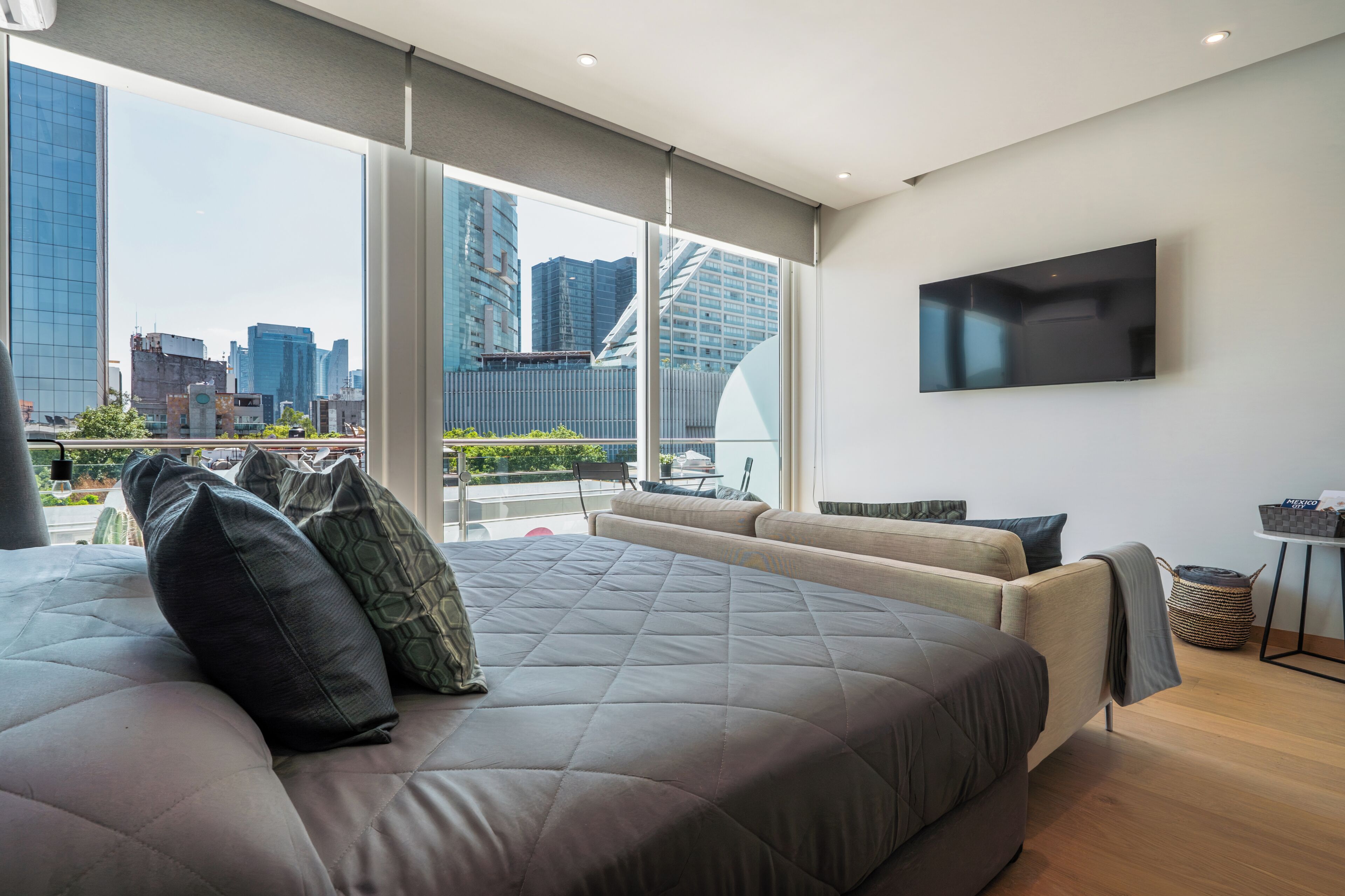 Departamento clásico, balcón, vista a la ciudad | Caja de seguridad en la habitación y cortinas blackout 