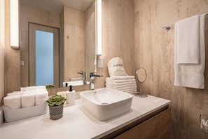 Departamento clásico, balcón, vista a la ciudad | Baño