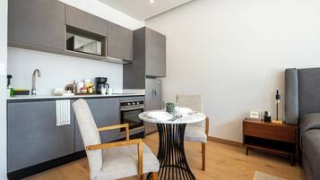 Departamento clásico, balcón, vista a la ciudad | Cocina privada