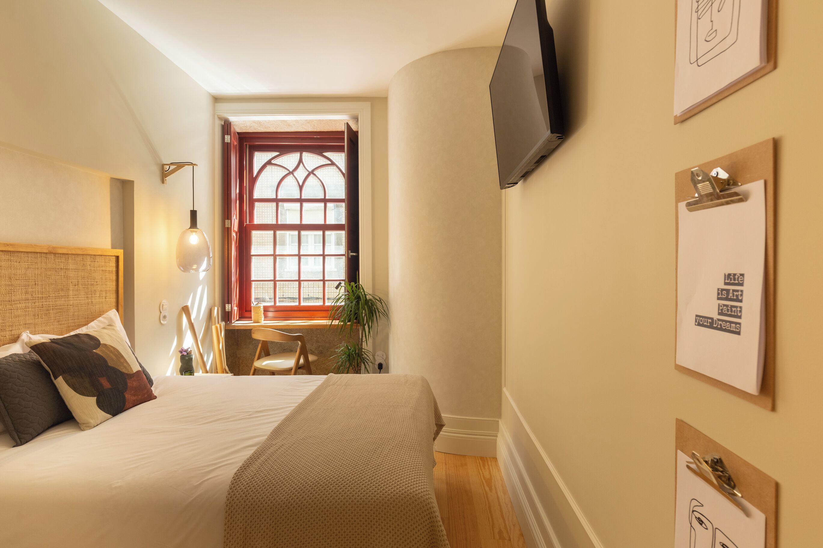 Estudi Comfort, vistes a la ciutat | Escriptori, espai de treball apte per a portàtils i wifi gratuïta 