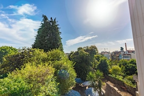 A garden with trees and a pathway. - Porto Haven - Cedofeita 213 (Porto)