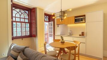 Apartamento Confort, balcón, vistas a la ciudad | Espacio para trabajar con un portátil, cuna de viaje, wifi gratis