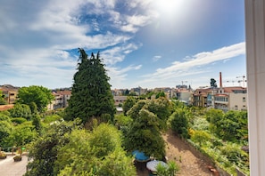 A residential area with houses, trees, and a clear sky. - Porto Haven - Cedofeita 213 (Porto)