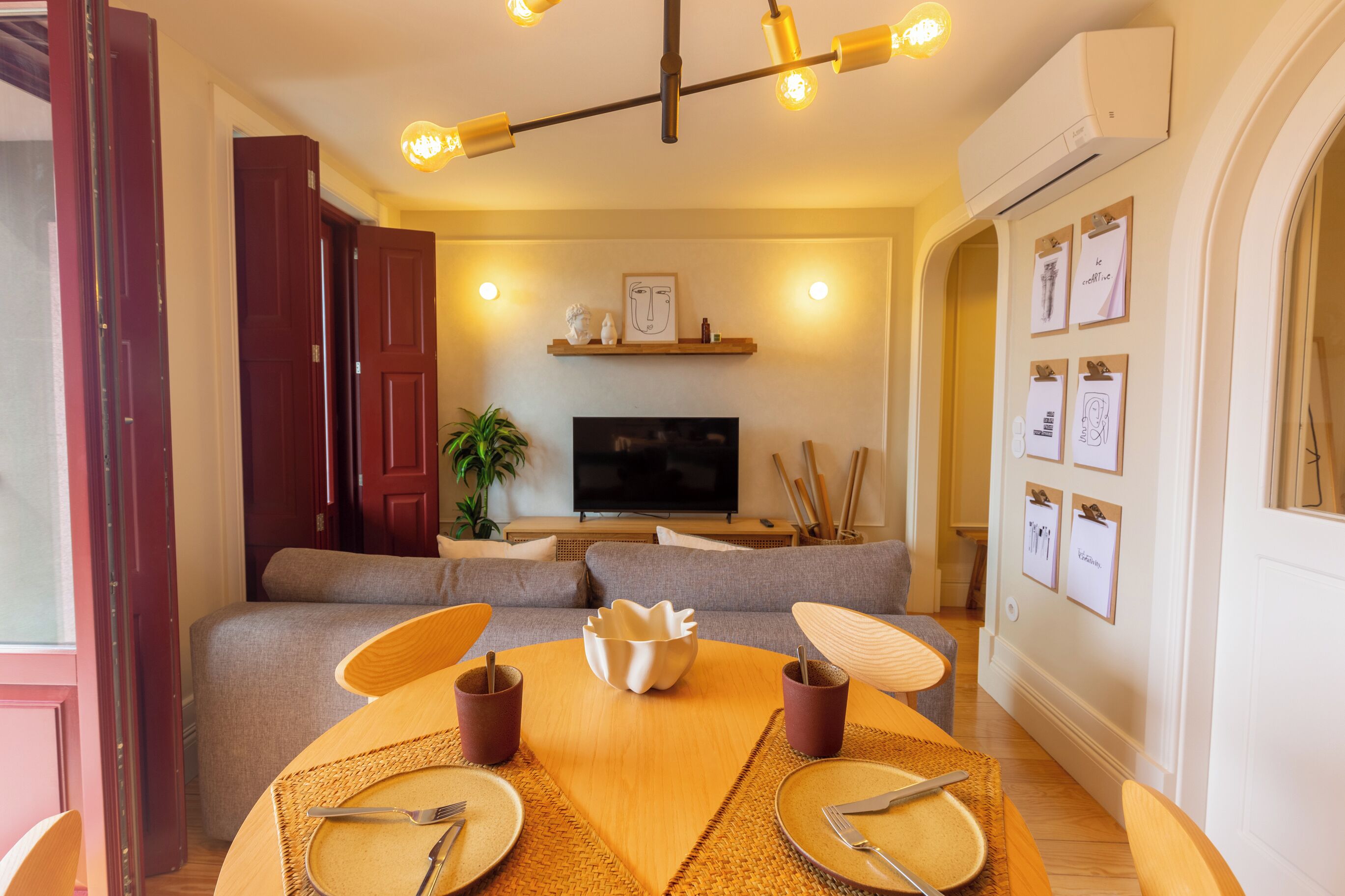 Appartamento Comfort, patio, vista città | Una scrivania, postazione laptop, Wi-Fi gratuito