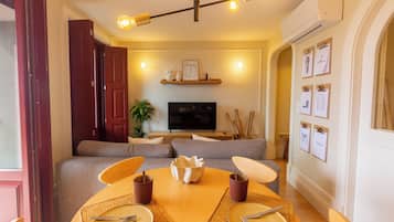 Appartamento Comfort, patio, vista città | Una scrivania, postazione laptop, Wi-Fi gratuito