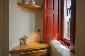 A corner desk with a lamp, a vase with pens, and a chair. - Porto Haven - Cedofeita 213 (Porto)
