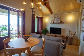 Departamento Confort, patio, vista a la ciudad | Área de sala de estar