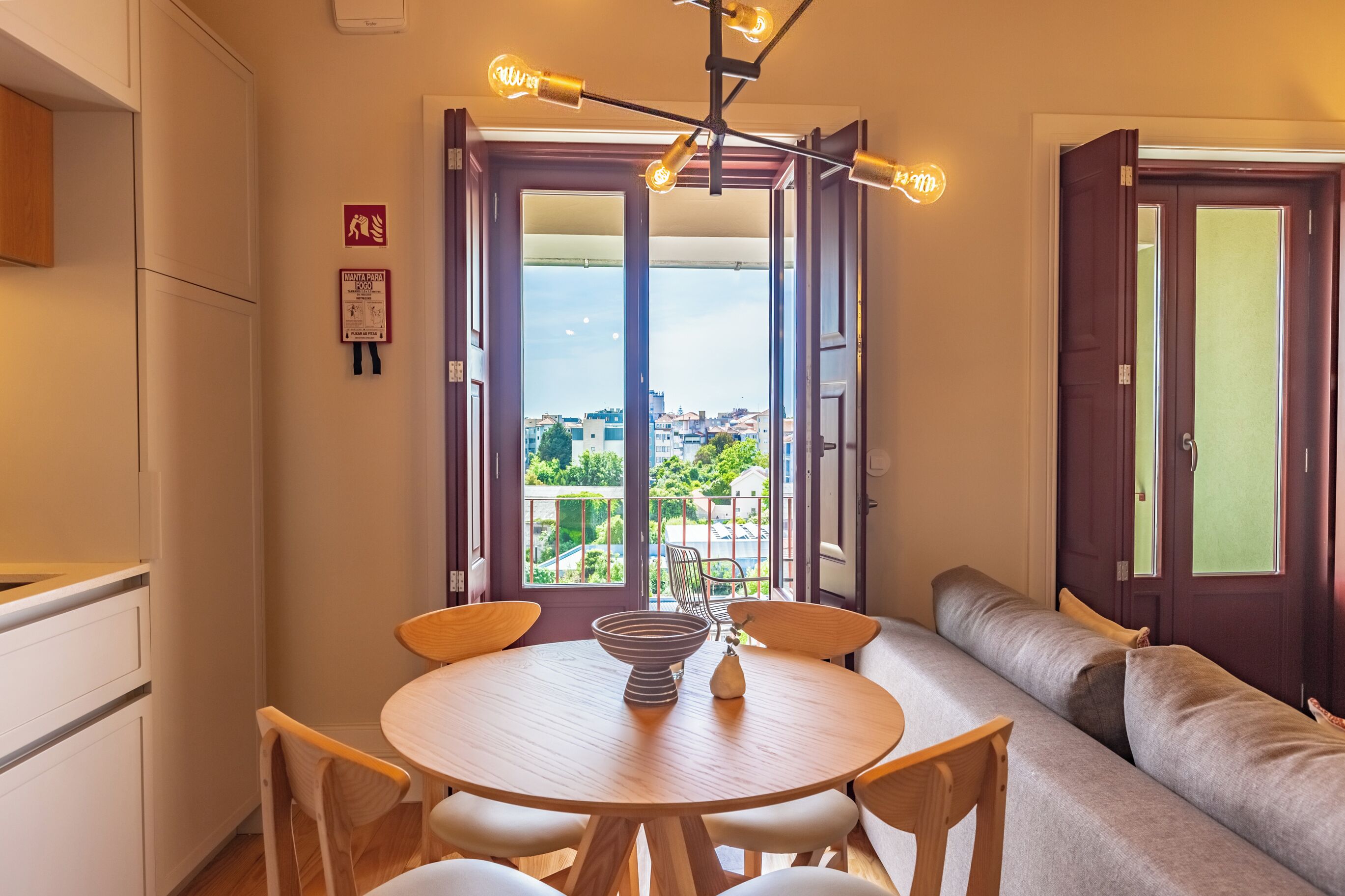 Apartamento Confort, patio, vistas a la ciudad | Zona de estar | Smart TV de 43 pulgadas con canales por cable