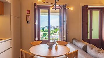 Apartamento Confort, patio, vistas a la ciudad | Zona de estar | Smart TV de 43 pulgadas con canales por cable