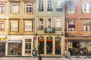A row of multi-story buildings with various storefronts, including a visible sign for a shop named 'Vende-se'. - Porto Haven - Cedofeita 213 (Porto)