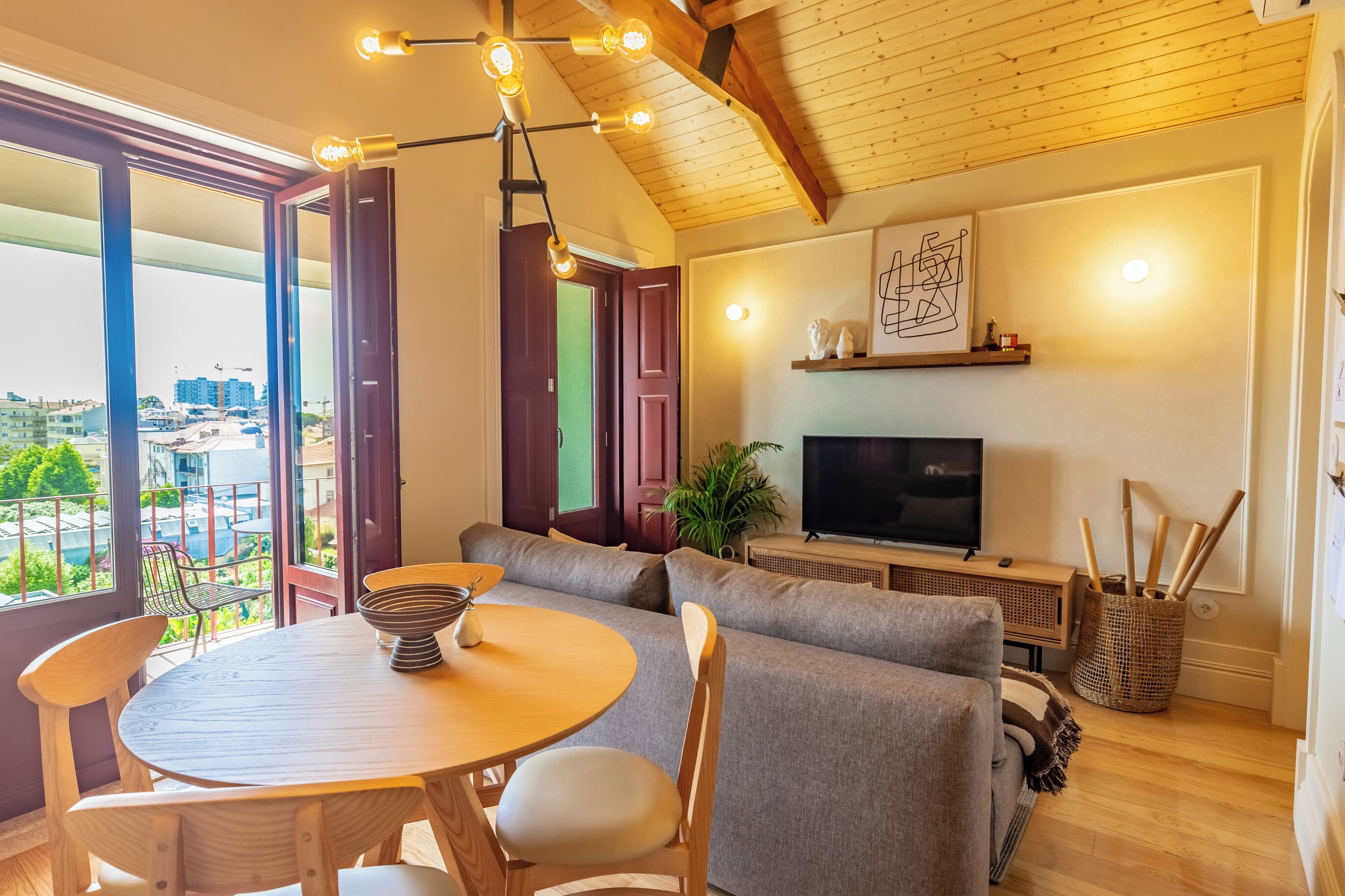 Appartamento Comfort, patio, vista città | Una scrivania, postazione laptop, Wi-Fi gratuito