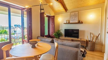 Appartamento Comfort, patio, vista città | Una scrivania, postazione laptop, Wi-Fi gratuito