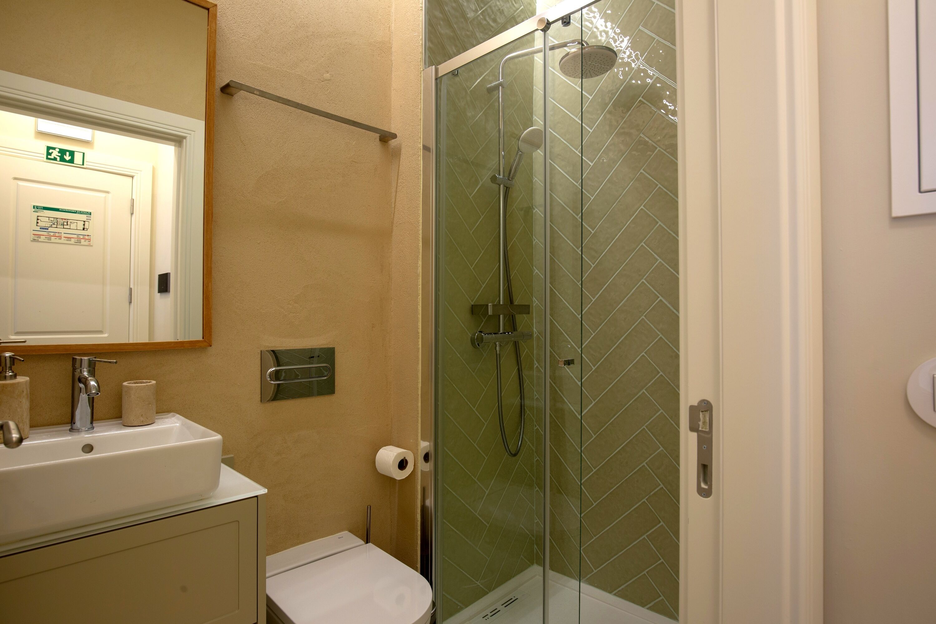 Departamento Confort, cocineta, vista a la ciudad | Baño