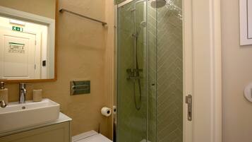 Departamento Confort, cocineta, vista a la ciudad | Baño