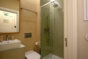 Departamento Confort, cocineta, vista a la ciudad | Baño