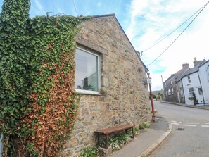 A stone building with a window and a bench outside. - Chyancrowse (Penzance)