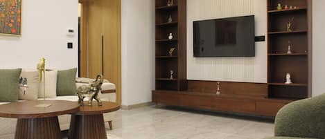 Deluxe Apartment, Balcony, City View | Living area