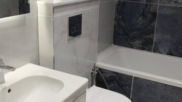 Deluxe-huoneisto, parveke, kaupunkinäköala | Kylpyhuone | Suihku, ilmaiset hygieniatuotteet, hiustenkuivaaja, pyyhkeet