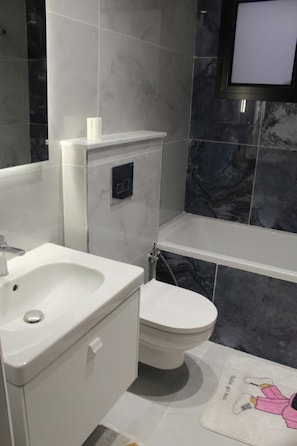 Deluxe Apartment, Balcony, City View | Bathroom | Shower, free toiletries, hair dryer, towels - sandra 33 (Tunis)