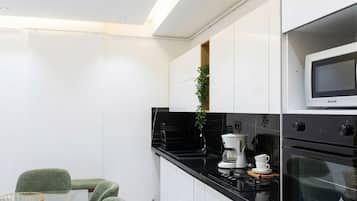 Deluxe Apartment, Balcony, City View | Microwave