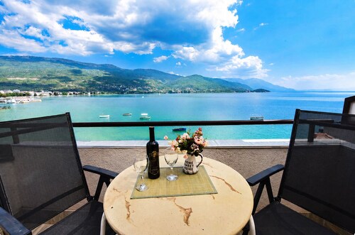 Villa Lucija - Rooftop Apartment with Lake View