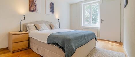 Tabla de planchar con plancha, wifi y ropa de cama