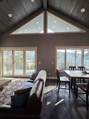 Living area - 4-bedroom Mountain home above the Vallecito Reservoir with AC, fitness room (Bayfield)