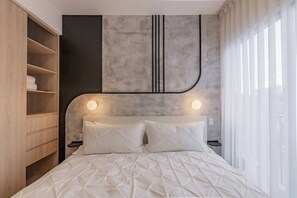 Ein modernes Schlafzimmer mit Bett, Nachttischen, einem Kleiderschrank und einem außergewöhnlichen Wanddesign.
