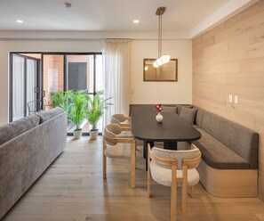 Un espace repas moderne avec une table ronde, des chaises et un canapé.