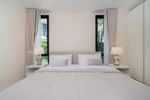 Villa, balcón, vistas al jardín | Caja fuerte, cortinas opacas, tabla de planchar con plancha