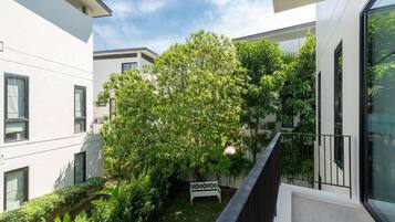 Villa, balcon, vue jardin | Enceinte de l’hébergement