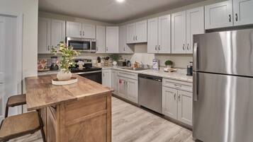 Condo, 1 Queen Bed with Sofa bed (The Ruby 103) | Private kitchen