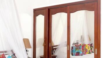 2 bedrooms, internet, bed sheets