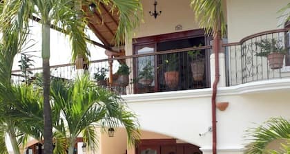 Cozy 2-bedroom condo in historic Granada with air conditioning and pool.