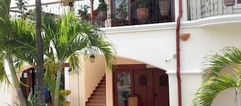 Cozy 2-bedroom condo in historic Granada with air conditioning and pool.