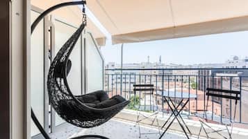 Double Room, City View | Tempat makan luar